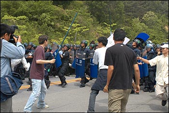 정문 안쪽으로 진입했던 50여명의 학생들과 경찰 사이 잠깐 동안의 심한 몸싸움이 벌어졌다. 